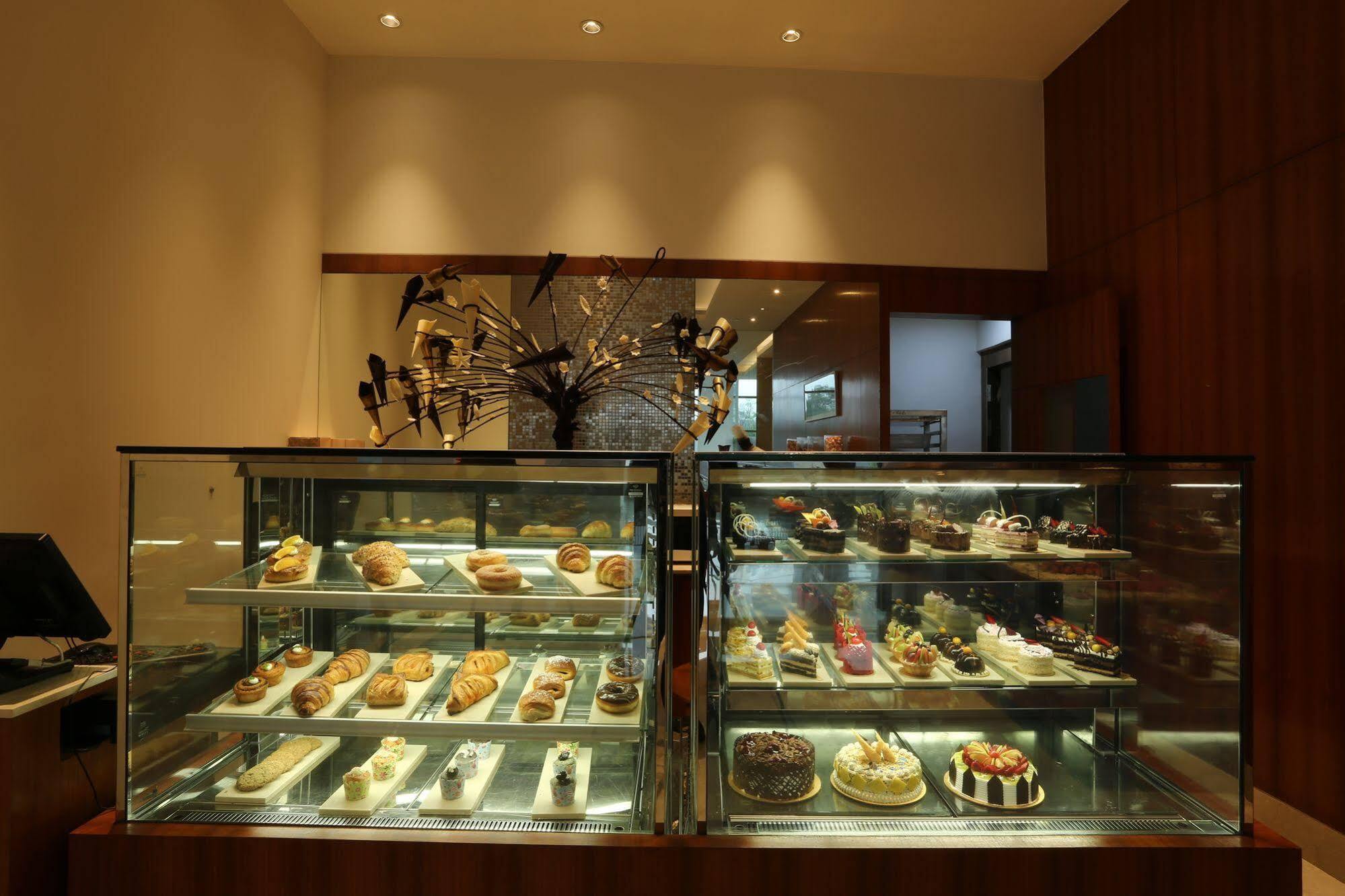 Taj Swarna, Amritsar Hotel Екстериор снимка A pastry display case