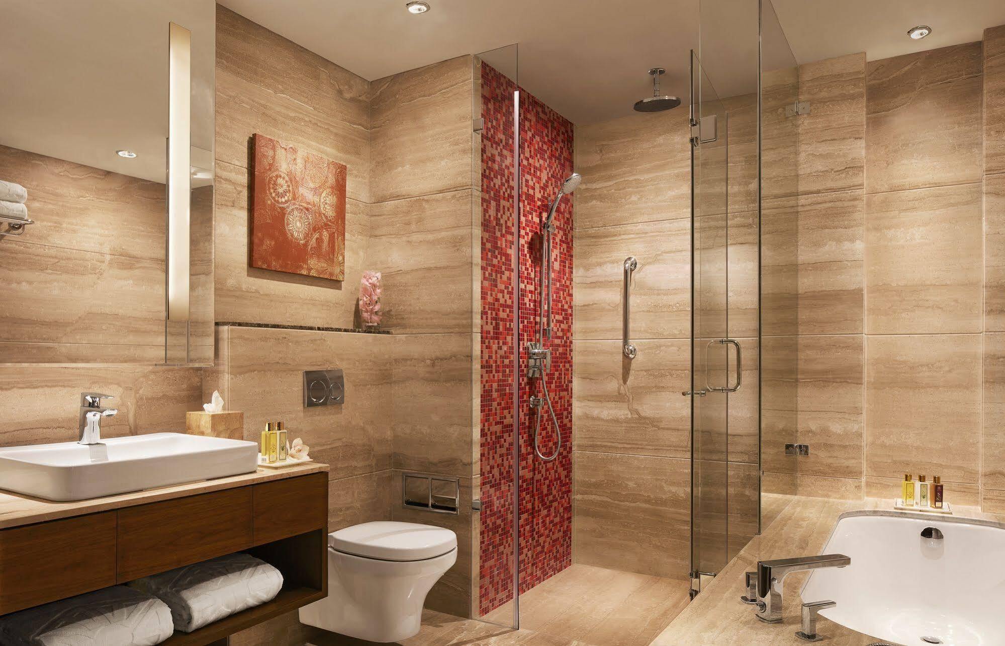 Taj Swarna, Amritsar Hotel Екстериор снимка A modern bathroom
