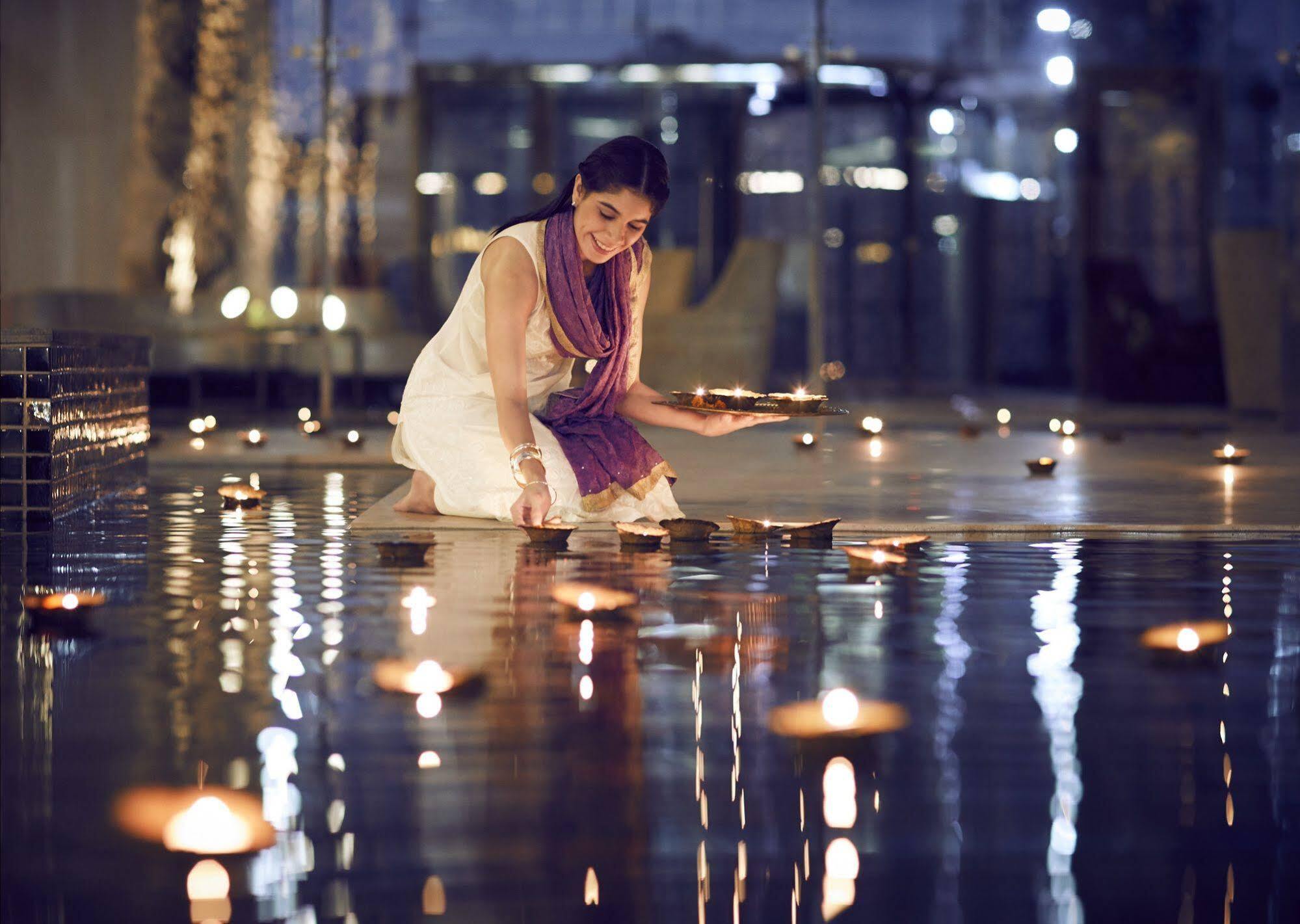 Taj Swarna, Amritsar Hotel Екстериор снимка A woman lighting a diya