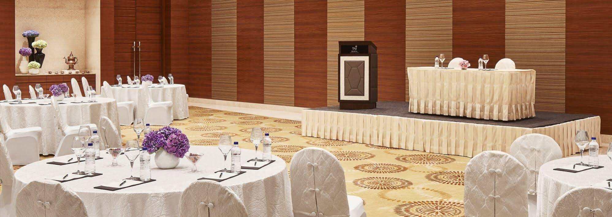 Taj Swarna, Amritsar Hotel Екстериор снимка A podium