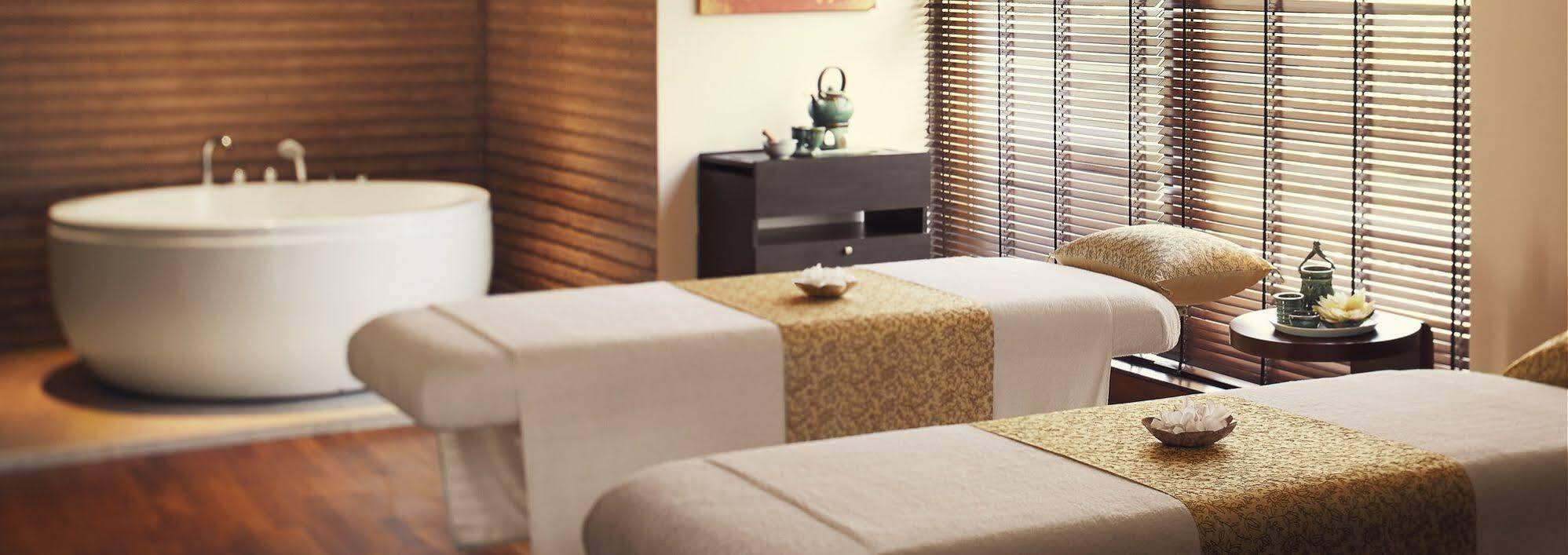 Taj Swarna, Amritsar Hotel Екстериор снимка A treatment room at the spa